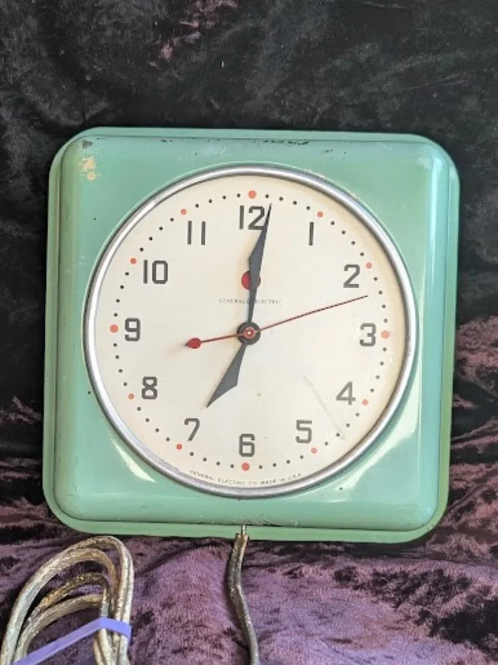 Vintage General Electric metal wall clock model #2H08 - runs, missing glass dome